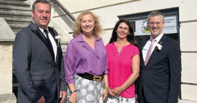 Gemeinderat Alexander Kisely, Ortsvorseherin von Kritzendorf Ingrid Pollauf, Ortsvorsteherin von Höflein Helga Fucac und Stadtrat Roland Honeder nach der Angelobung vor dem Rathaus